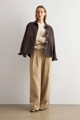 Sweater clásico de punto color beige, de cuello redondo y manga larga con diseño ajustado.
