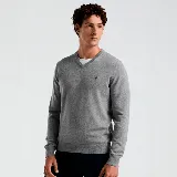 Sweater gris de punto de algodón con escote en V y logo bordado en el pecho.