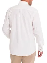 Camisa de manga larga color blanco de la marca RKF, modelo Galiton, confeccionada en algodón orgánico. Cuenta con cuello camisero, cierre frontal con botones de madera, un bolsillo en el pecho y mangas ajustables.