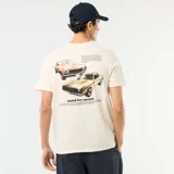 Remera blanca de manga corta y cuello redondo, con pequeño estampado frontal con la leyenda "Fastline MOTOR.CO".