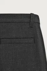 Pantalón cargo straight fit de color gris oscuro, confeccionado en tejido elástico. Cuenta con bolsillos frontales, bolsillos traseros de vivo y bolsillos plastrón con solapa en las perneras. Cierre frontal con cremallera y botón.