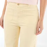 Pantalón de gabardina color amarillo claro, con corte wide leg, bolsillos plaqué al frente y presillas para cinturón.
