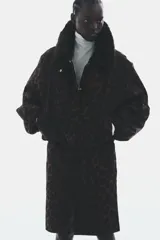Pollera tubo hasta la rodilla con estampado de leopardo, bolsillos laterales y abertura frontal en el bajo. Cuenta con cierre oculto en la parte posterior y forro interior.