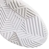 Championes deportivos Adidas modelo Gamechaser, color blanco con detalles en tono metálico. Presentan un diseño de malla transpirable con refuerzos sintéticos, cordones frontales y suela con tecnología de amortiguación.