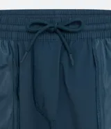 Bermuda deportiva masculina con cintura elástica y cordón de ajuste. Presenta bolsillos laterales y aberturas en el bajo para mayor movilidad.
