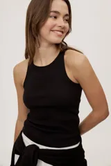 Musculosa de algodón con elastano, de textura acanalada y calce al cuerpo, color marrón topo con cuello redondo y sisas amplias.