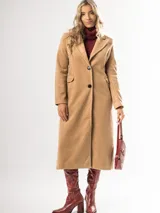 Tapado largo color beige, de corte recto y manga larga.