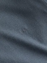 Sweater de lana merino 100% de corte regular, color azul grisáceo, con cuello redondo y puños y dobladillo de punto acanalado. Presenta un logotipo de monograma tonal de Calvin Klein en el pecho.