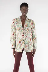 Blazer de corte clásico con estampado floral multicolor, solapas de muesca y cierre frontal con dos botones. Tiene bolsillos de ribete y forro interior.