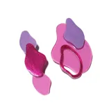 Par de aros colgantes con formas abstractas en tonos rosa, fucsia y lila. Uno de los aros tiene un aro colgante fucsia con glitter.