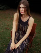 Vestido midi de crochet con hilos de lurex, diseño sin mangas con escote redondo y detalle de flecos largos en el frente.