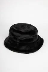 Gorro tipo bucket negro de piel sintética.