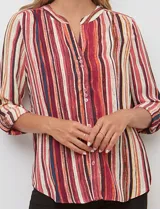 Blusa de gasa con estampado de rayas verticales en tonos rojos, naranjas y cremas. Presenta cuello mao con escote en V, abertura frontal con botones y mangas largas con presilla para regular el largo.