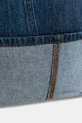 Jeans de tiro alto y corte ancho (wide leg) en denim azul medio. Presenta costuras verticales marcadas en el frente de ambas piernas y puños anchos doblados en el bajo.