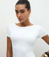 Blusa Cortelle de poliamida color blanco, de corte regular, manga corta y escote bote.