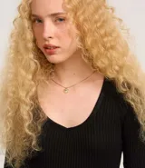 Vestido midi de manga larga confeccionado en tejido de punto texturizado, con escote en U y tajo en la parte posterior. Diseño ajustado al cuerpo.