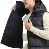 Chaleco puffer negro con capucha, cierre frontal completo y bolsillos laterales. Presenta un diseño acolchado con cuello alto y logo de la marca estampado en el pecho.