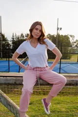 Remera básica de algodón con cuello en V y manga corta.