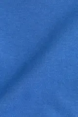 Remera de corte boxy y holgado, color azul, confeccionada en suave punto de algodón. Presenta cuello redondo, hombros caídos y mangas cortas que llegan hasta el codo.