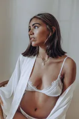 Bata de seda color blanco, con mangas amplias.