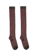 Calcetines de caña alta confeccionados en tejido de algodón con acabado brillante de glitter. Presentan un diseño acanalado en color negro con destellos dorados.