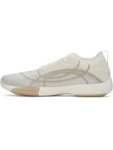 Championes de entrenamiento Under Armour modelo W Sculpt TR, color blanco con detalles en beige. Presentan una parte superior de micromalla transparente con diseño abstracto impreso en 3D, lengüeta de una sola pieza y entresuela de EVA con suela de goma.