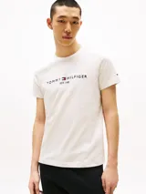 Remera de algodón color crema con cuello redondo y logo de Tommy Hilfiger bordado en el pecho. Tiene una pequeña bandera de la marca bordada en la manga izquierda.