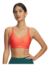 Top deportivo Under Armour Infinity Low 2.0 de soporte ligero, color rojo, con escote en V, breteles finos y logo de la marca estampado en la banda inferior.