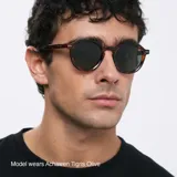 Lentes de sol Achawen All Olive con montura geométrica verde y lentes polarizadas verdes.