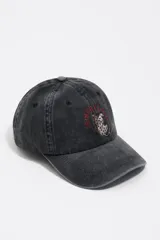 Gorra de algodón con efecto lavado, diseño clásico de seis paneles con visera curva. Presenta un bordado frontal con motivos de animales y texto en color rojo.