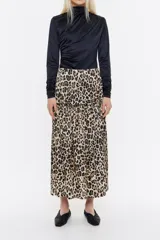 Falda larga con vuelo de viscosa con estampado animal print. Modelo de corte línea A, cierre de cremallera lateral invisible, y cadera ajustable con pestaña y cordones de tejido.