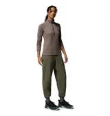 Polar Columbia Driventure de media cremallera color marrón, de manga larga con orificios para los pulgares en los puños y costuras ergonómicas.