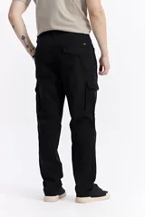 Pantalón cargo de corte holgado en color beige, confeccionado en algodón resistente. Cuenta con bolsillos laterales funcionales con solapa, bolsillos traseros y pasacintos en la cintura.