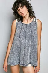 Musculosa de felpa francesa con efecto acid wash, corte en línea A y tirantes ajustables con hebilla en los hombros. Presenta costuras verticales decorativas y bajo acampanado.