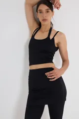 Top largo negro con doble agarre y doble capa de tela.