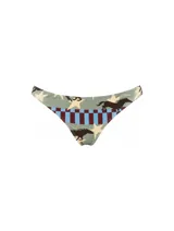 Bottom de bikini de tiro bajo y calce tanga con laterales anchos, confeccionado en lycra con estampado combinado de caballos, estrellas y detalles geométricos a rayas y cuadros en tonos celestes, marrones y beige.