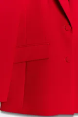 Blazer entallada de cuello solapa y manga larga con hombreras. Presenta bolsillos con solapa en el delantero, forro interior a contraste y cierre frontal con botones forrados.