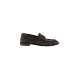 Mocasines Saint Laurent Le Loafer en cuero marrón oscuro, con diseño slip-on, detalle fruncido en la puntera y placa con logo metálico.