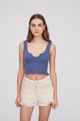 Musculosa corta gris oscuro de algodón con escote en U y terminación ondulada en el ruedo.