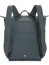 Mochila Longchamp modelo Le Pliage One, tamaño M, en color gris azulado. Presenta un diseño minimalista con correas ajustables de tela reforzada y detalles en cuero grabado en la parte superior. Incluye cierre principal y un botón a presión en la base.