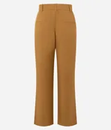 Pantalón de sastrería corte recto confeccionado en crepé, con pliegues delanteros y cintura con detalle cruzado. Presenta un diseño estructurado y elegante.