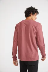 Remera blanca de manga larga con cuello redondo y estampado frontal con el texto "Mistral Hard Working Gear Est. 1976 Durability & Quality".