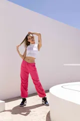 Pantalón parachute fucsia con cintura ajustable con cordón y tobillos elásticos.