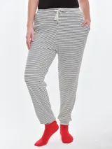 Pantalón de dormir de tela acanalada con diseño de rayas horizontales finas. Presenta cintura elastizada con cordón ajustable, bolsillos laterales y puños elásticos en los tobillos.
