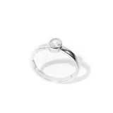 Anillo de plata 925 enchapada en rodio con una zirconia engarzada.