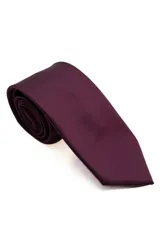 Corbatín liso color borgoña.