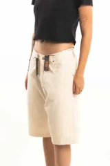 Bermuda color crema de corte recto y largo a la rodilla.