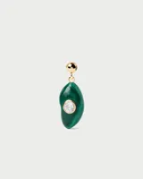 Dije charm colgante de oro con forma de trébol de cuatro hojas, llave y piedra verde. El dije se engancha a una cadena de oro con pequeñas cuentas.