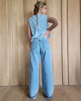 Pantalón de jean estilo wide leg con costuras verticales frontales, tiro alto y bolsillos laterales.