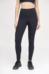 Calza larga negra de tiro alto, confeccionada en tejido de poliamida y elastano.